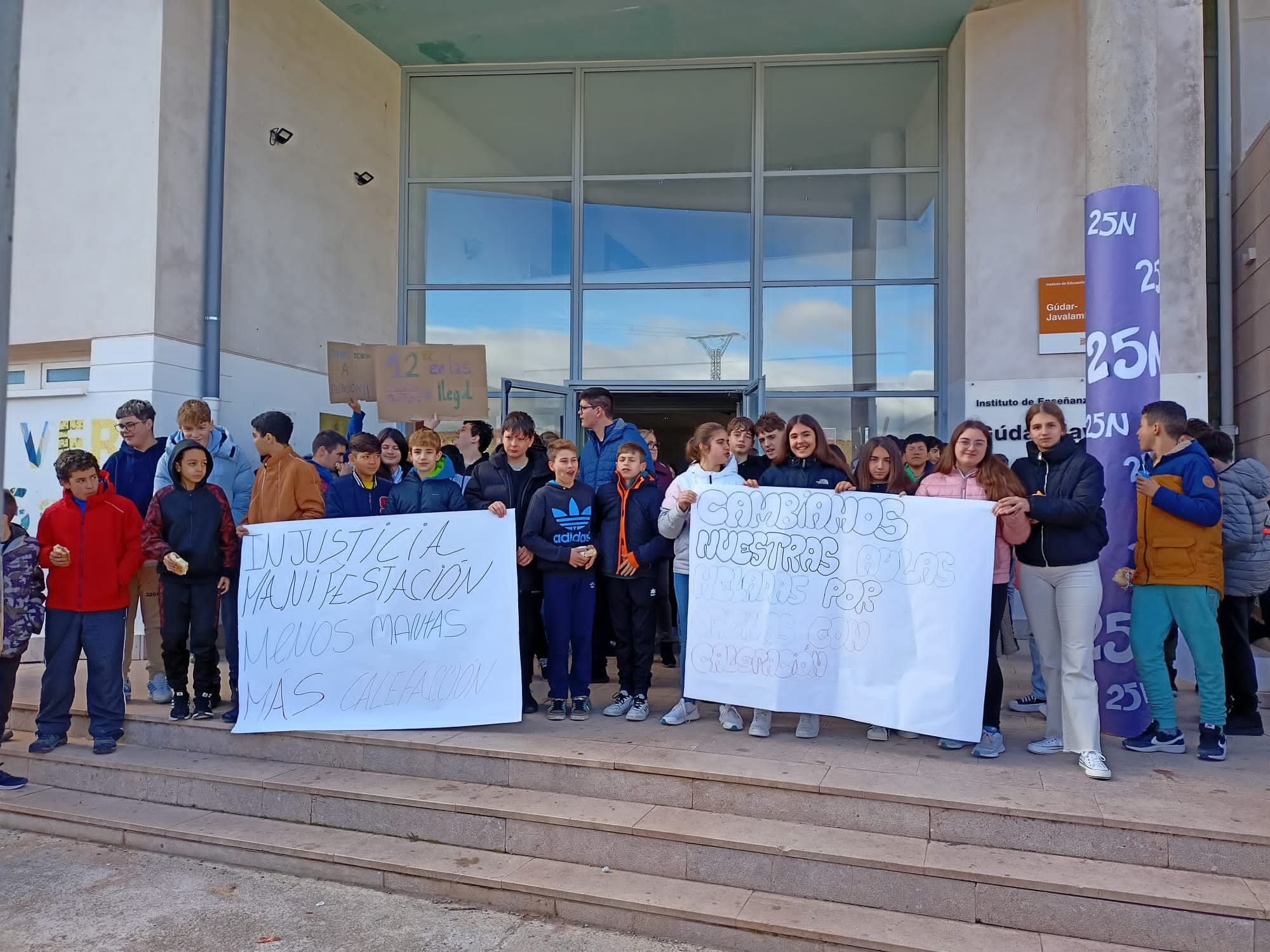 EN IMÁGENES | Así han protestado los alumnos del IES Gúdar-Javalambre por la falta de calefacción