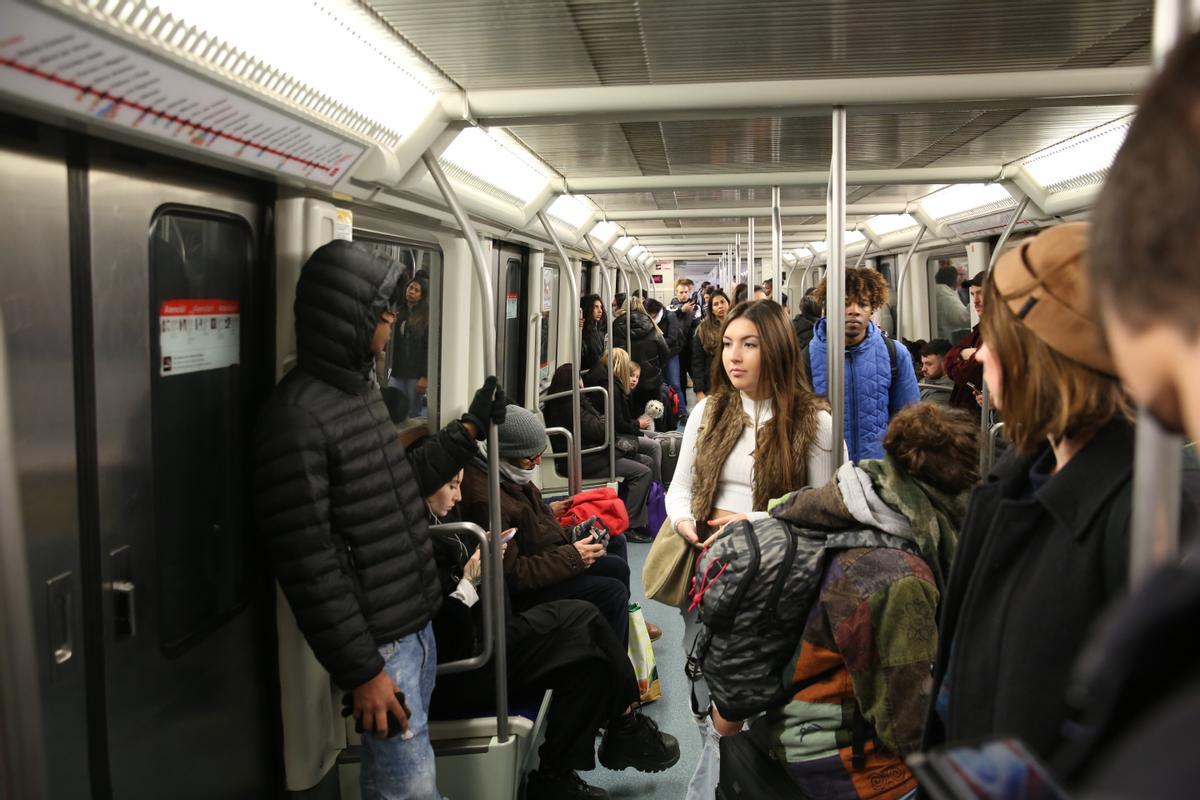 Último día de la mascarilla obligatoria en el transporte público