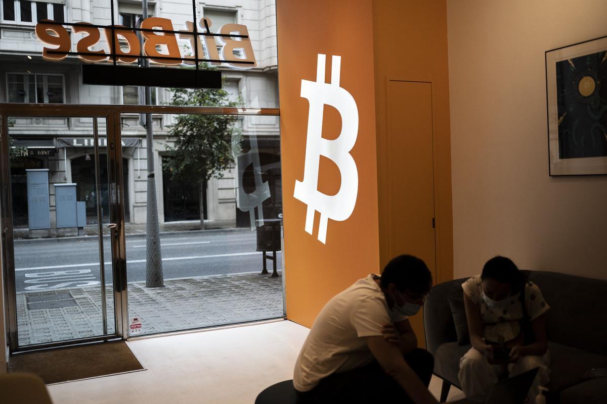 210830JM FOTO JOAN MATEU Cajero de Bitcoin para suplemento Activos 30/8/2021 BARCELONA