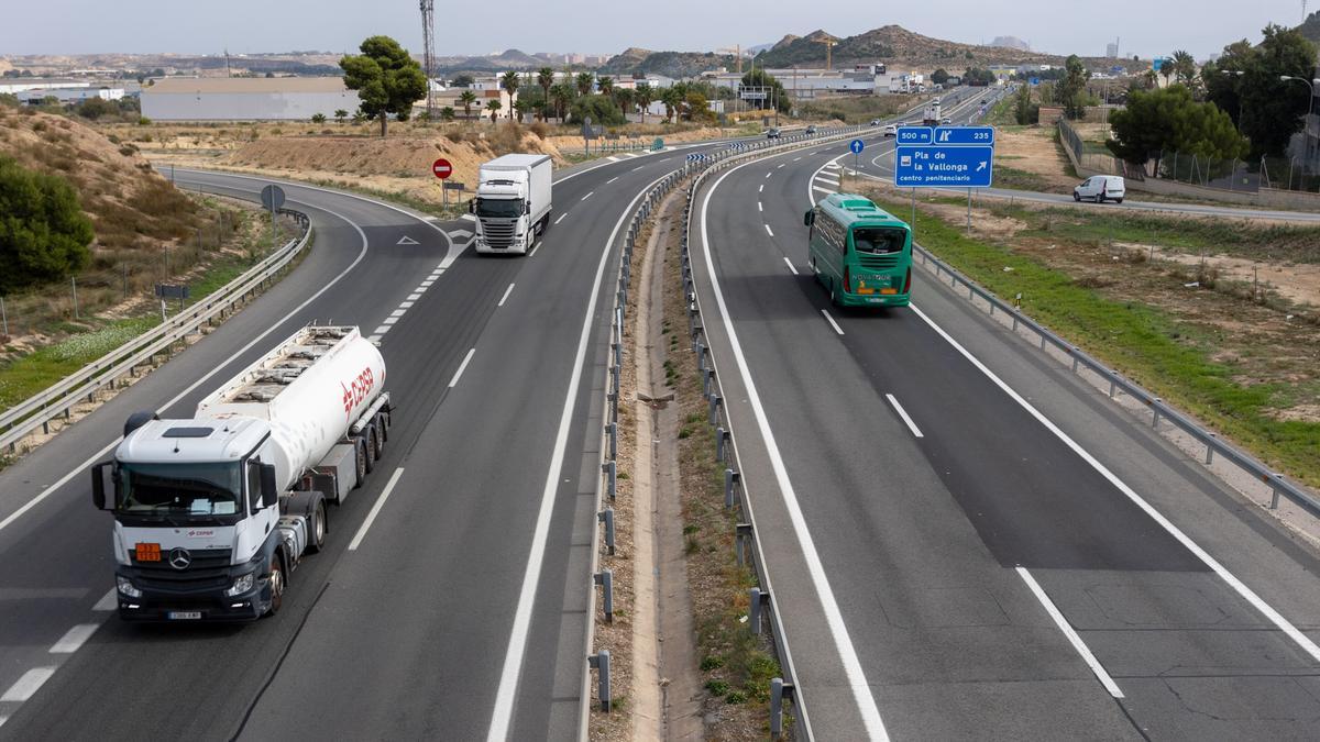 Varios vehículos pesados en una carretera de la provincia de Alicante.