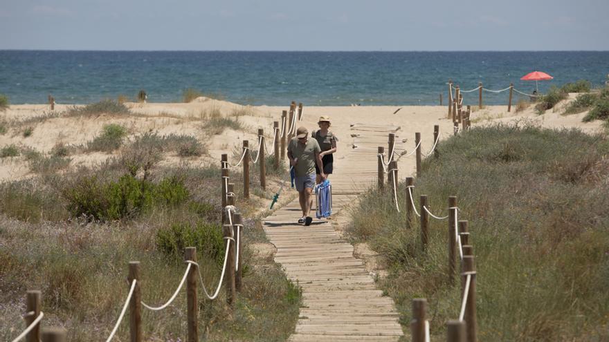 La playa del Port de Sagunt: Un inmenso arenal que no te puedes perder a menos de 30 minutos de la capital del Turia