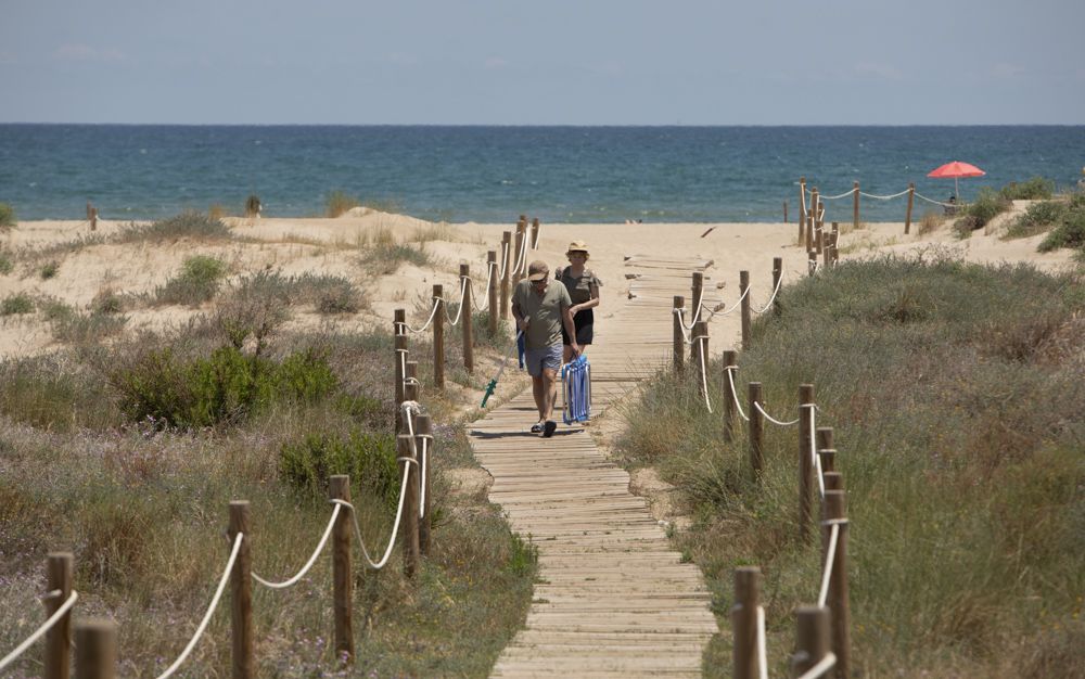 La playa del Port de Sagunt: Un inmenso arenal que no te puedes perder a menos de 30 minutos de la capital del Turia