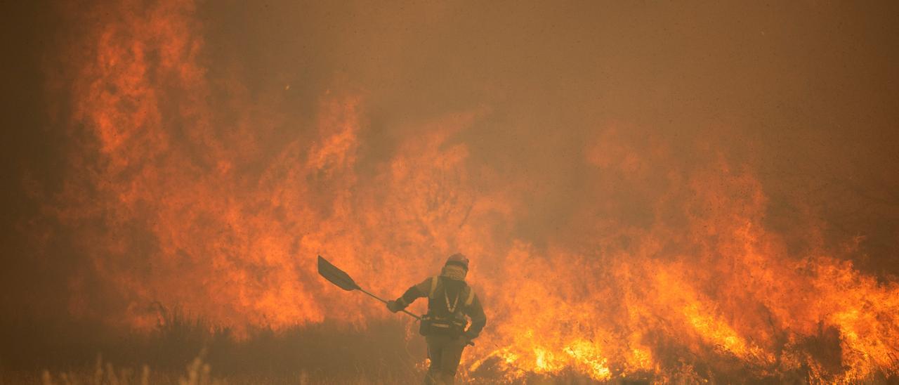 Un trabajador del operativo hace frente al incendio de la Culebra