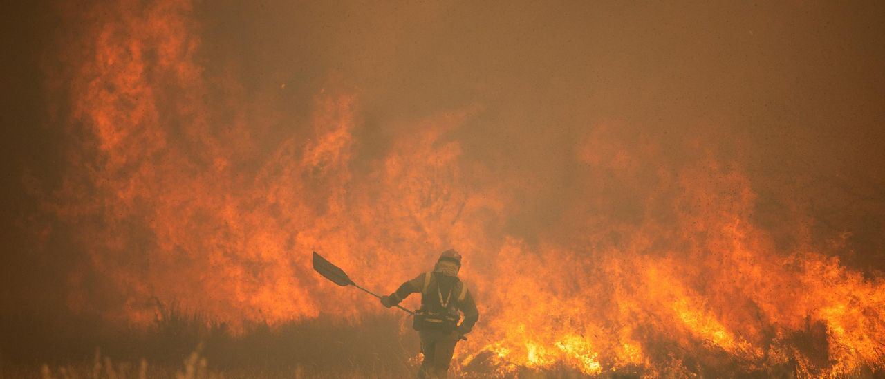 Un trabajador del operativo hace frente al incendio de la Culebra