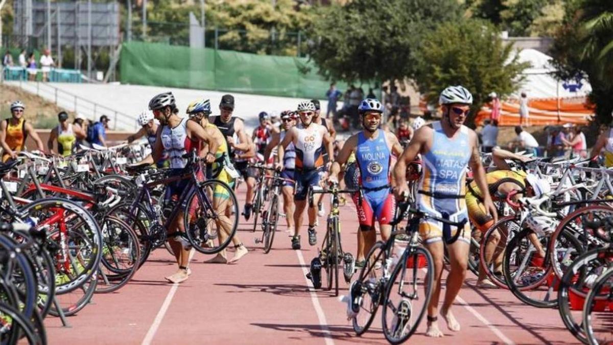 Un grupo de participantes, durante una pasada edición del Triatlón Ciudad de Córdoba.