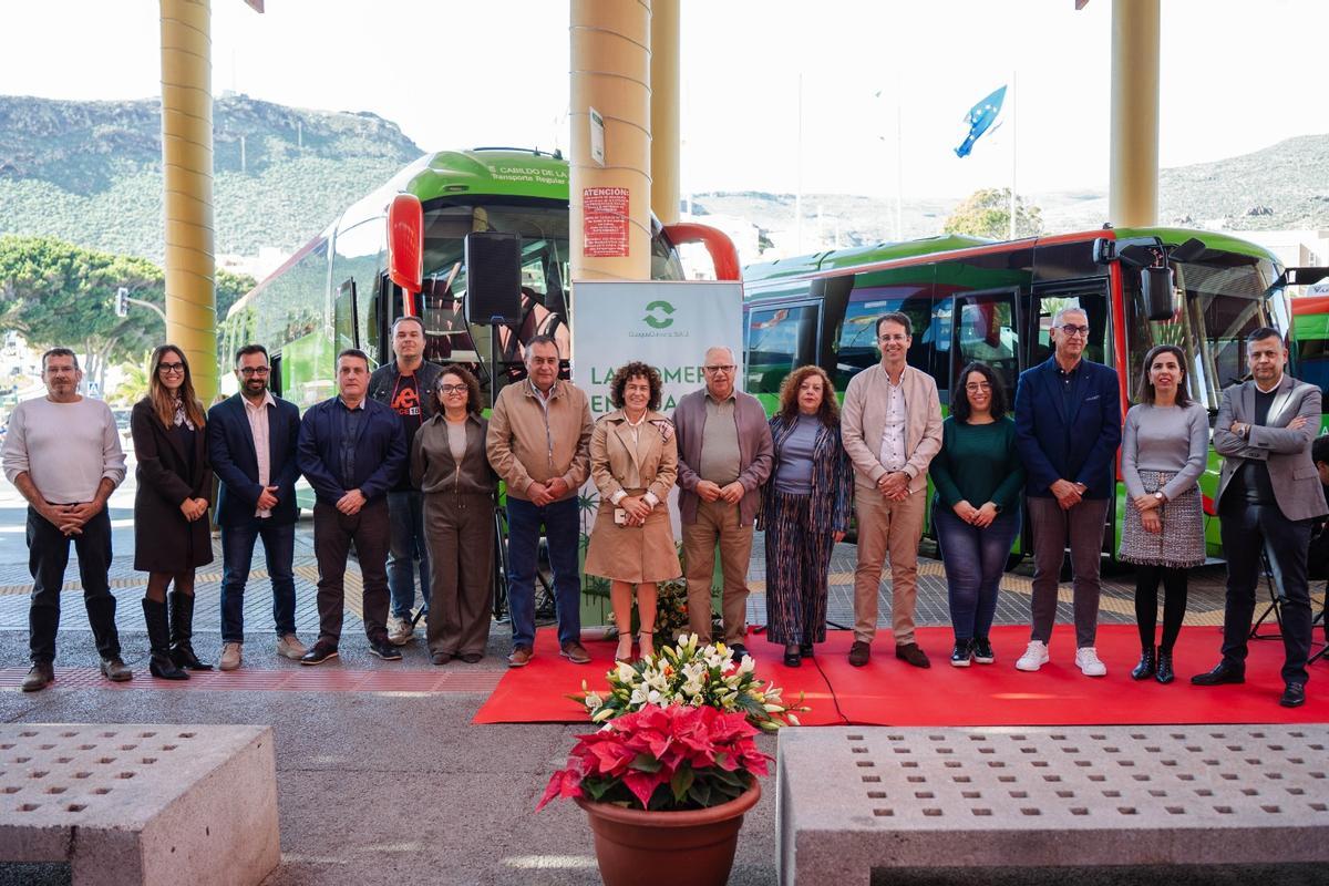 Representantes insulares, locales y empresariales durante la presentación de la nueva flota de guaguas de GuaguaGomera.