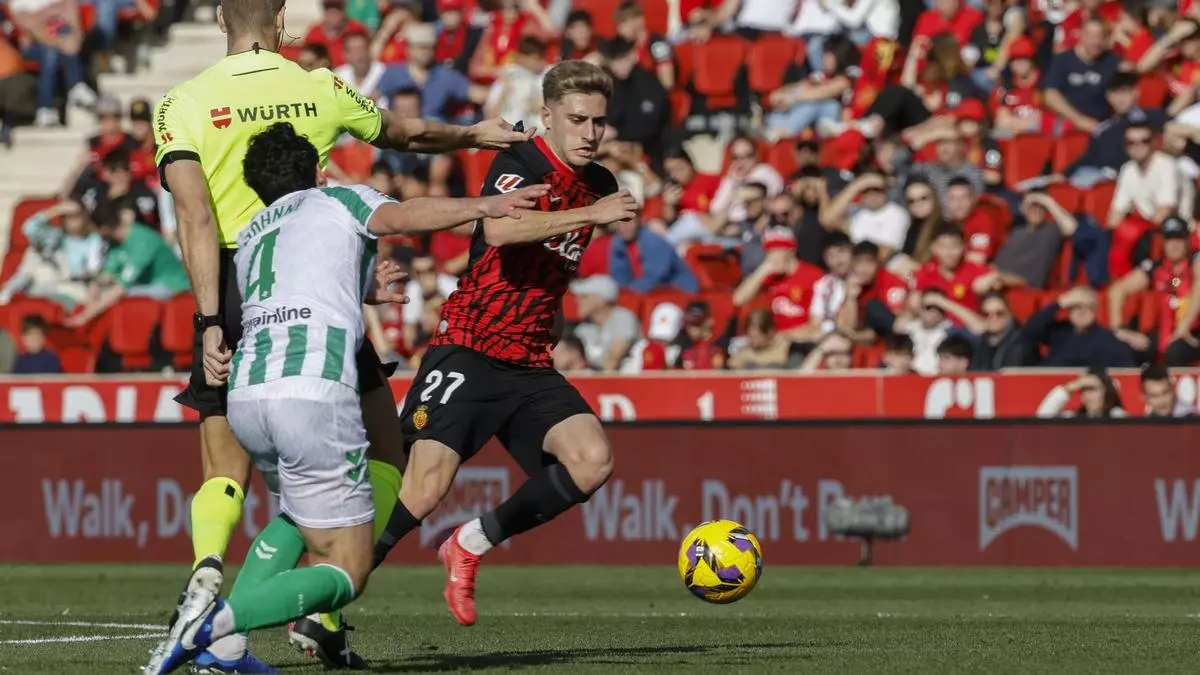 Bakambu sella la resurrecci車n del Betis