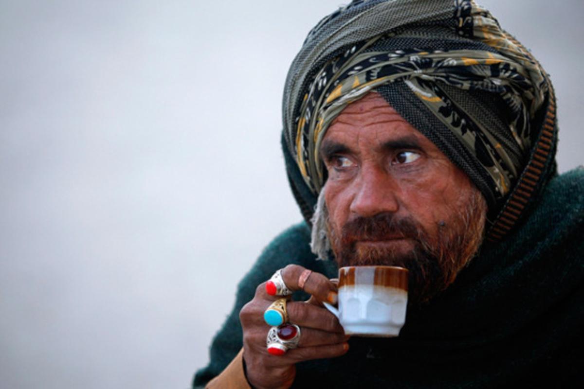 Un devot pren un te després de sortir d’una ermita sufí al Pakistan.