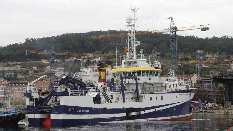 El buque oceanográfico entra en el astillero Nodosa de Marín. // Santos Álvarez