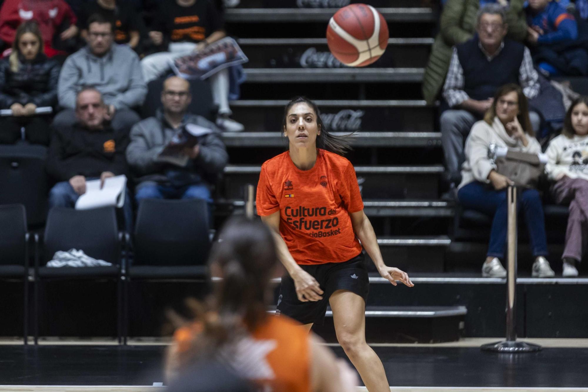 Entrenamiento abierto con la afición de Valencia Basket