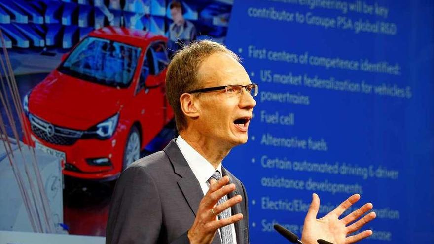 El CEO de Opel, Michael Lohscheller, durante la presentación.  // Reuters