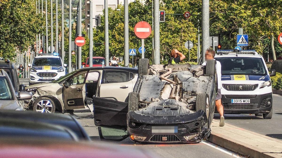 El vehículo ha acabado volcado en la avenida de Ronda
