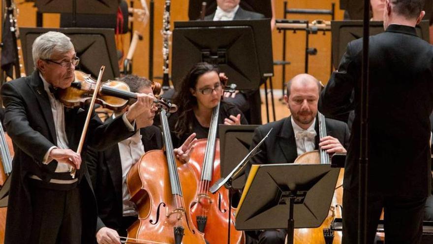 El violinista Alexander Vasiliev, interpretando el concierto de Prokofiev.