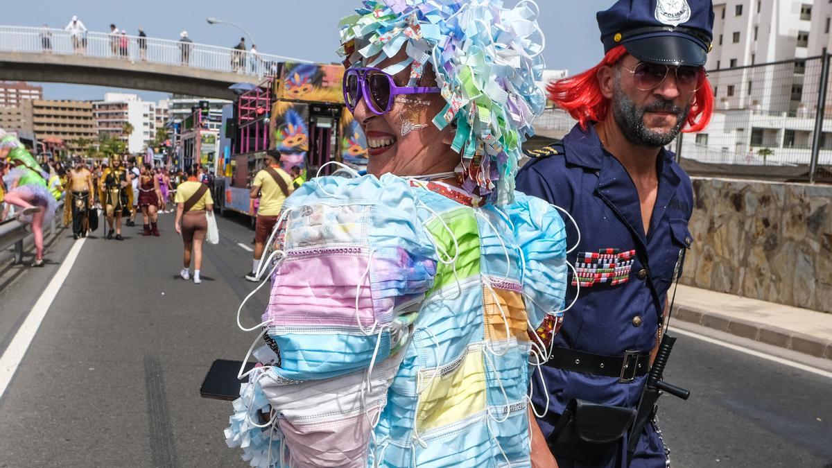 Dos de los participantes en la cabalgata del Carnaval Maspalomas este sábado.