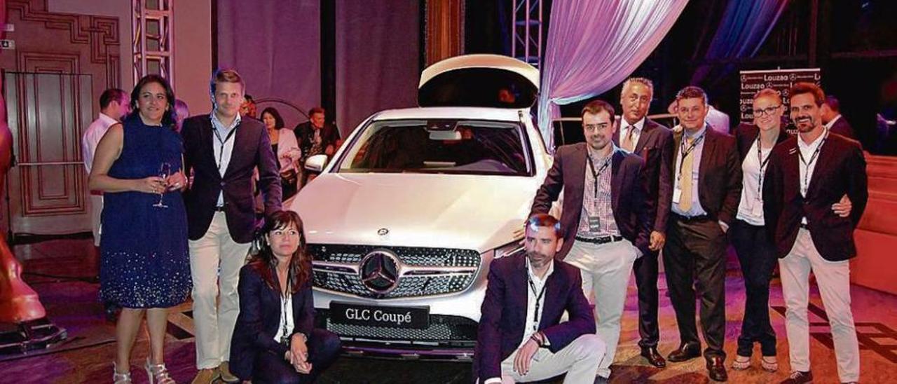 Equipo comercial de Automóviles Louzao ante el nuevo GLC Coupé. // R.R.