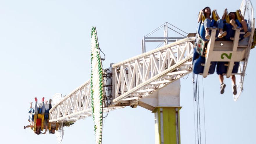 Una atracción de feria se para y deja cinco atrapados a 15 metros de altura en Orpesa