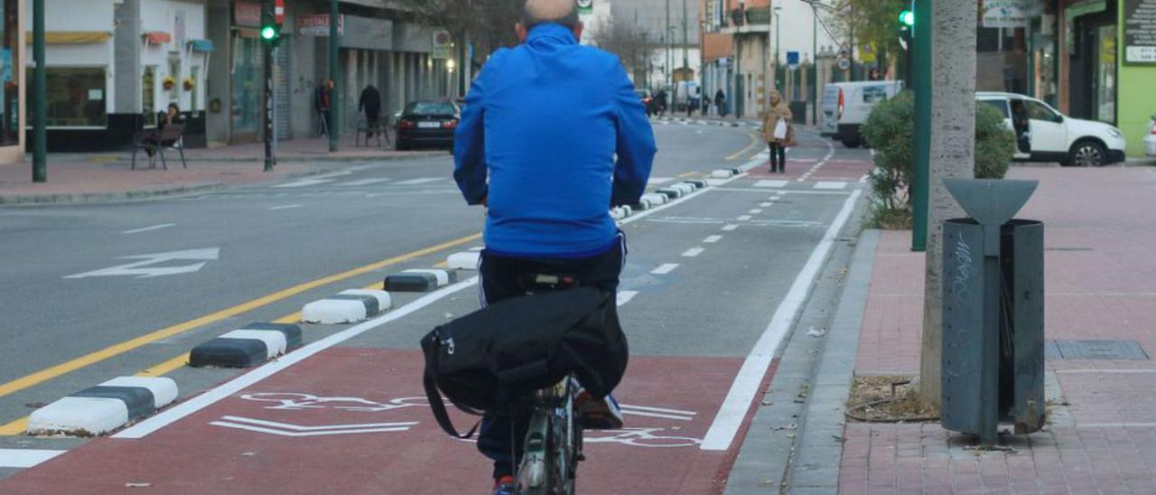 Un hombre circula por un carril bici de Gandia. | XIMO FERRI