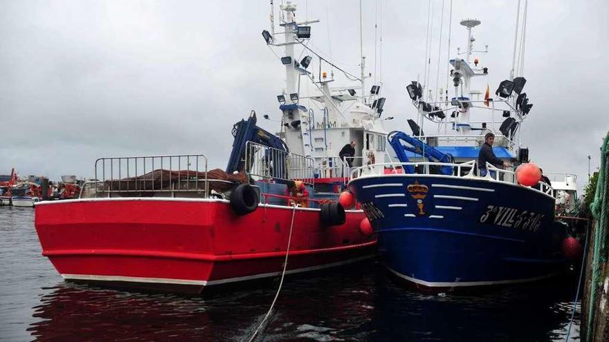 Dos cerqueros salen a faenar en una jornada de pesca.