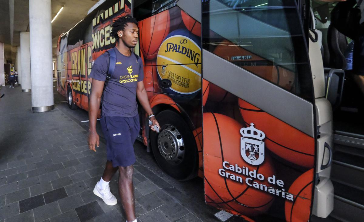 La llegada de los jugadores del CB Gran Canaria tras su descenso