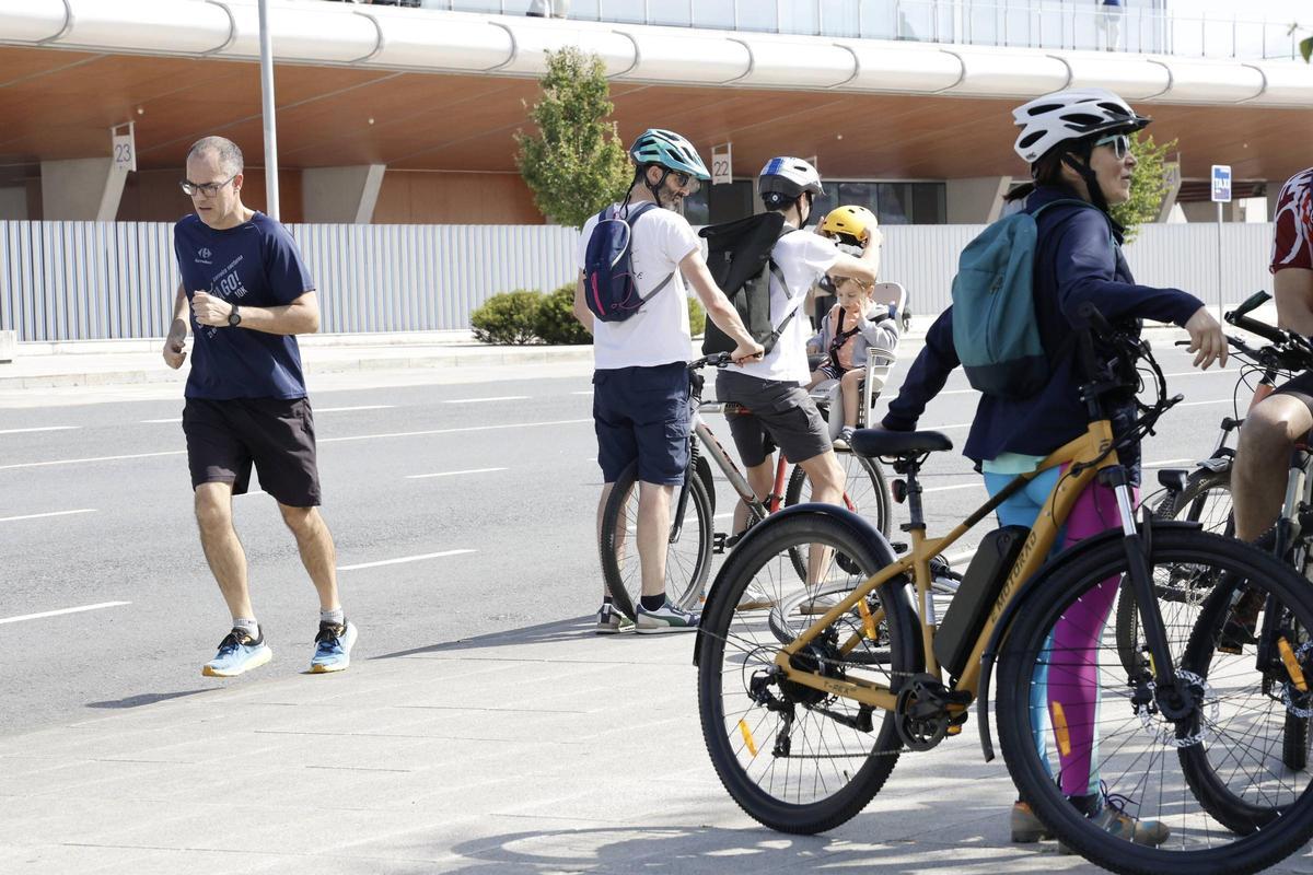 Una marcha ciclista reclama cambios en la movilidad de Santiago: "Pedimos que se pense tamén nas bicicletas e nos peóns" Una marcha ciclista reclama cambios en la movilidad de Santiago: "Pedimos que se pense tamén nas bicicletas e nos peóns"