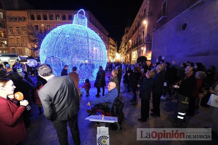 Estrellas y bolas ya brillan en las calles de Murcia