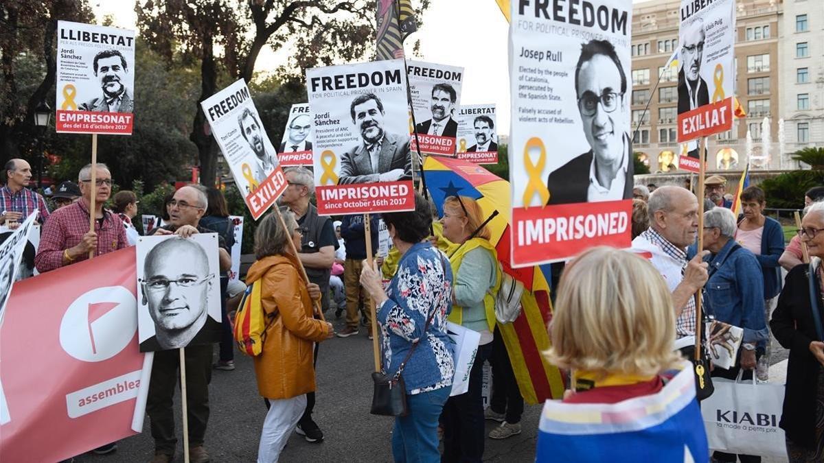 Concentración en apoyo a los presos del 1-O en la plaza de Catalunya de Barcelona