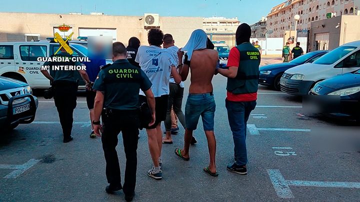 La Guardia Civil detiene en Torrevieja a un grupo criminal que tenía un negocio de viviendas usurpadas