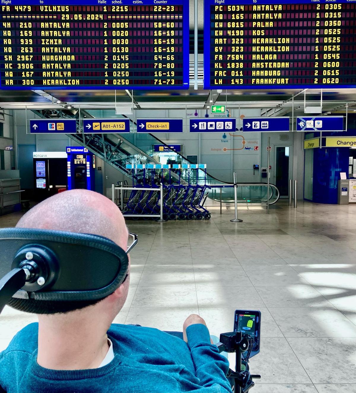Für alle, die wie Bastian Krösche auf einen Elektrorollstuhl angewiesen sind, wird das Fliegen zur Herausforderung.