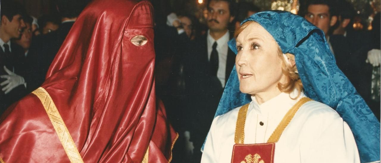 Encarna Sánchez, delante del trono de la Virgen del Gran Perdón, en 1987, sin cubrirse el rostro.