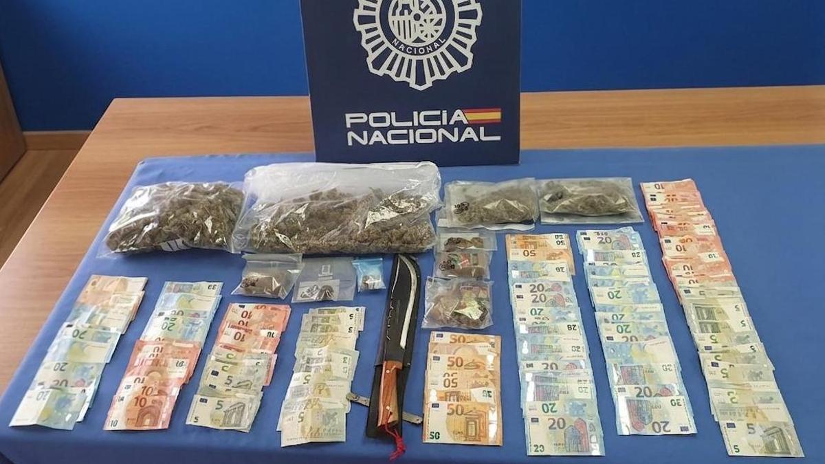 Droga y dinero intervenido en los dos puntos de venta de Son Gotleu.