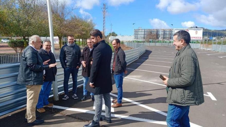 Un momento de la visita del alcalde, miembros de su equipo y representantes vecinales a la instalación.