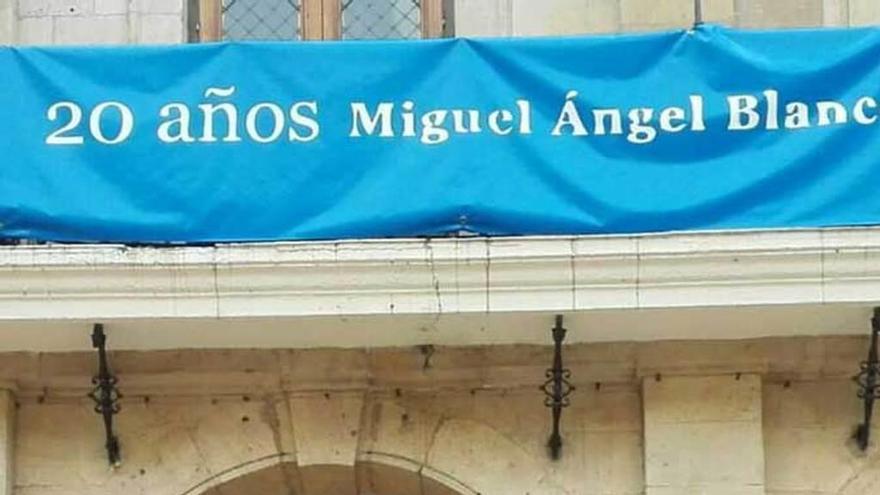 Irene Carril hace gestos obscenos y ofensivos junto a otro joven bajo la pancarta colocada en recuerdo de Miguel Ángel Blanco.