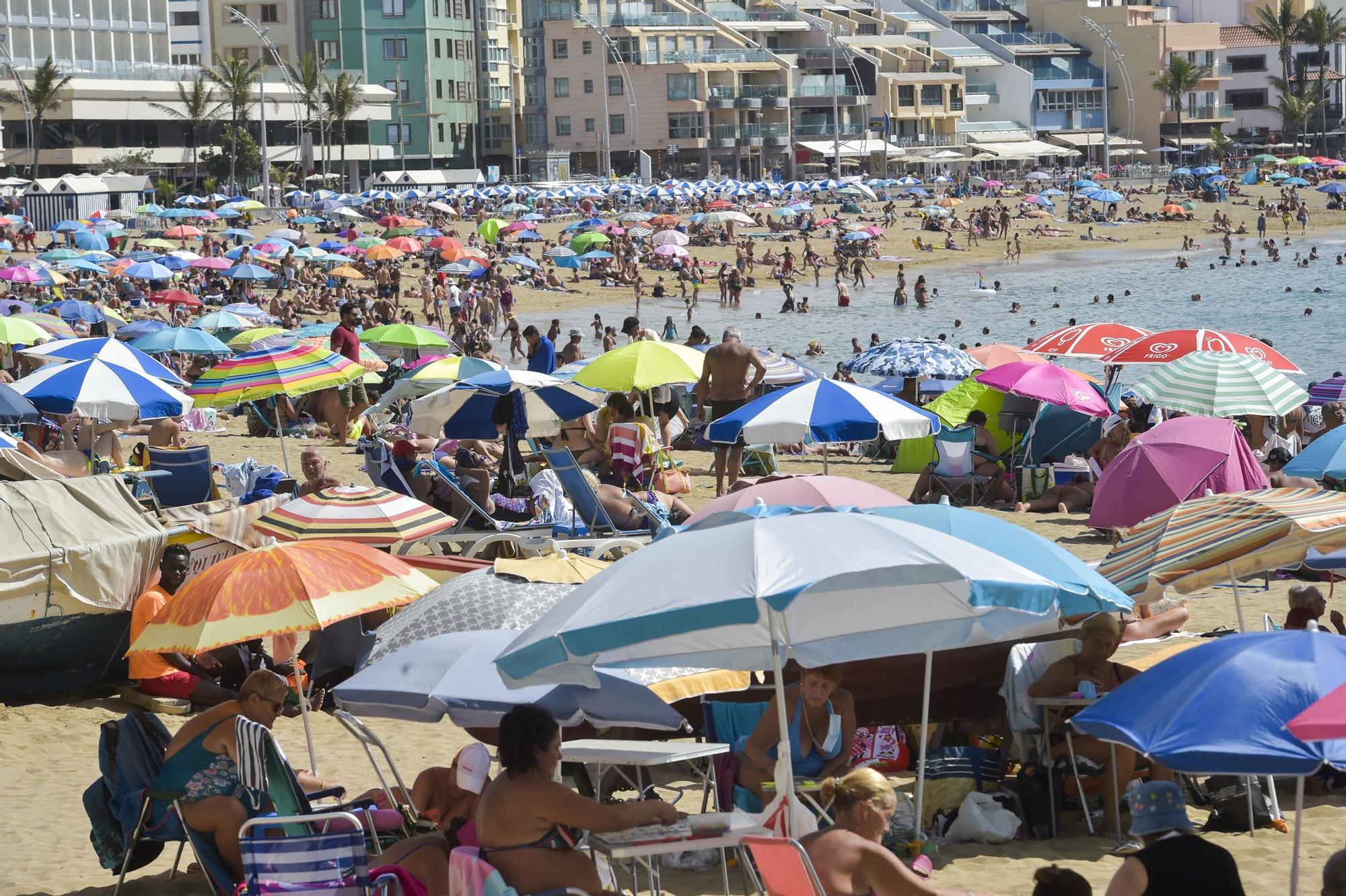 Lleno en la playa de Las Canteras en el último domingo de agosto