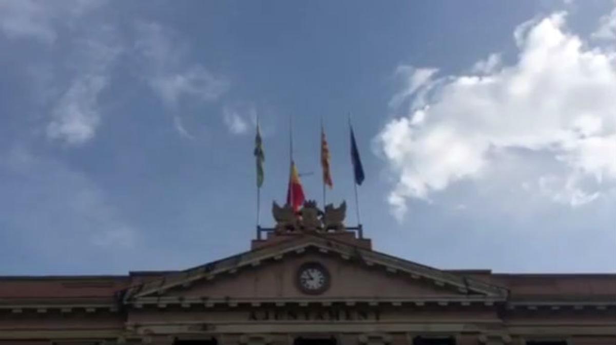 L’Ajuntament de Sabadell retira la bandera espanyola en protesta per la detenció de l’alcaldessa de Berga.