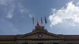 El Ayuntamiento de Sabadell retira la bandera española en protesta por la detención de la alcaldesa de Berga.