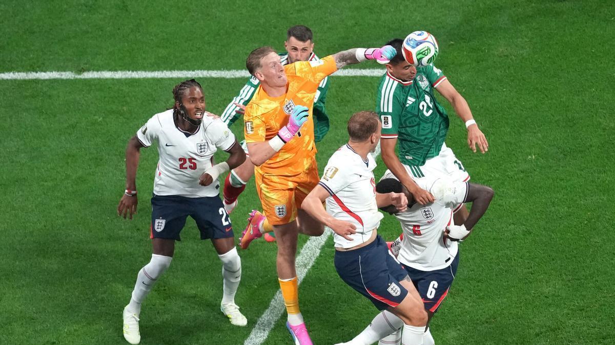 Inglaterra resiste el acoso de México y sella un agónico pase a cuartos de final