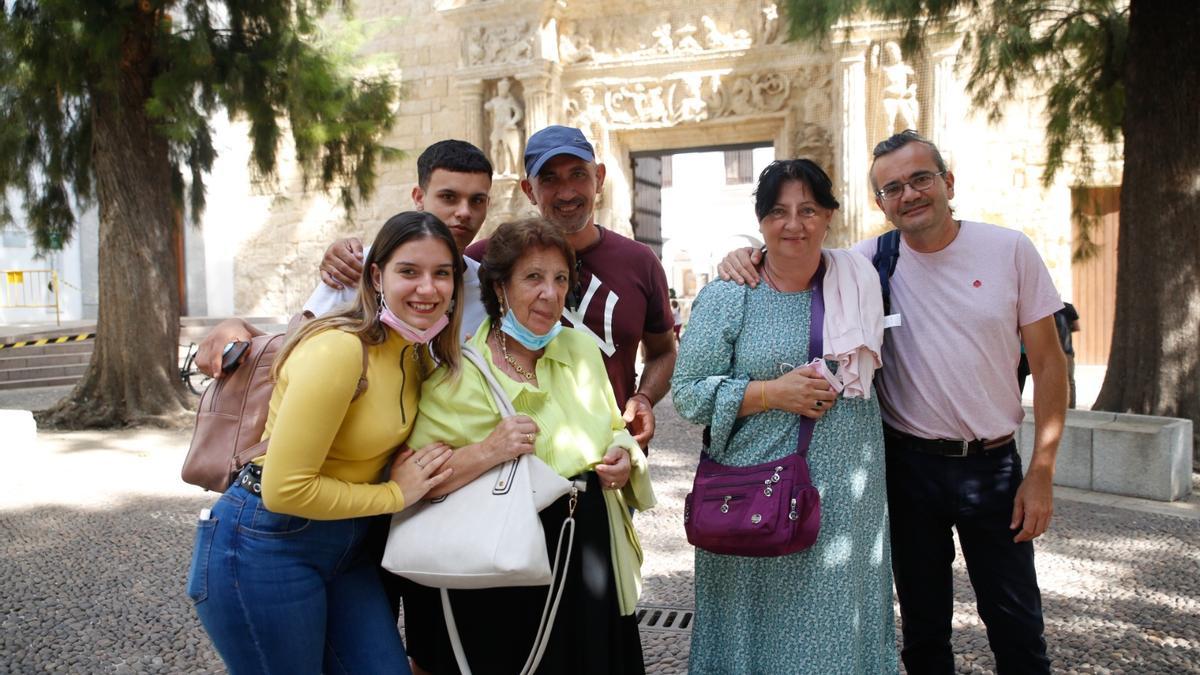 Los visitantes de Canarias, Dolores, Yraya y Paco junto al resto de la familia