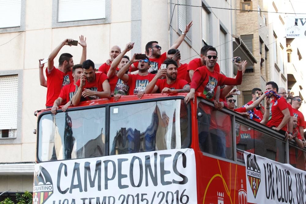 El Atlético Saguntino celebra el título de campeón por todo lo alto