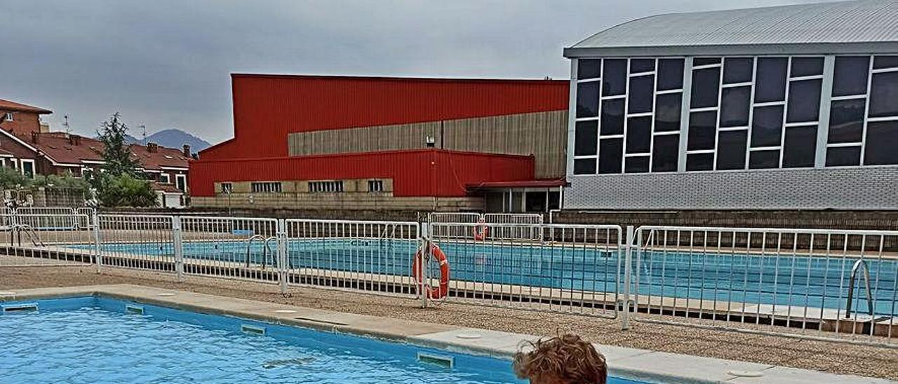 El operario Jorge José comprueba el estado del cloro en las piscinas de verano.