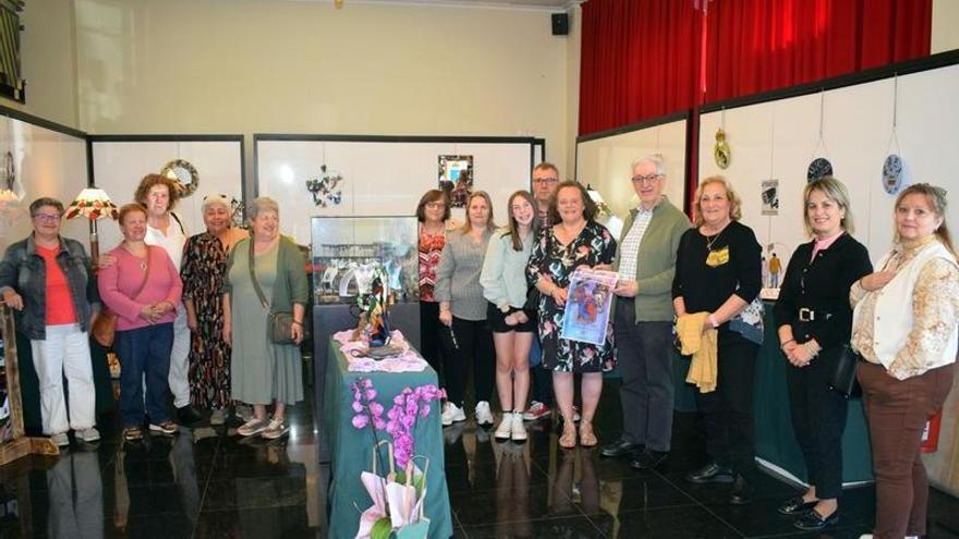 Sonia Carbia exhibe su arte en vidrio Tiffany en el auditorio de Valga