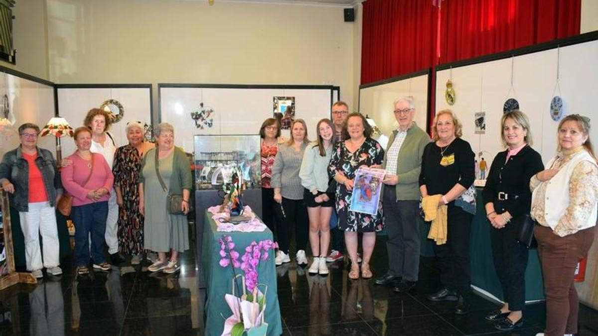 La artista con el alcalde y alumnas en una visita a la muestra.