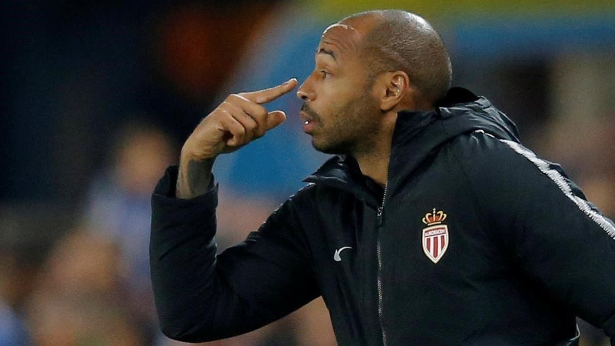 Thierry Henry da instrucciones a sus jugadores en su debut en el Mónaco.