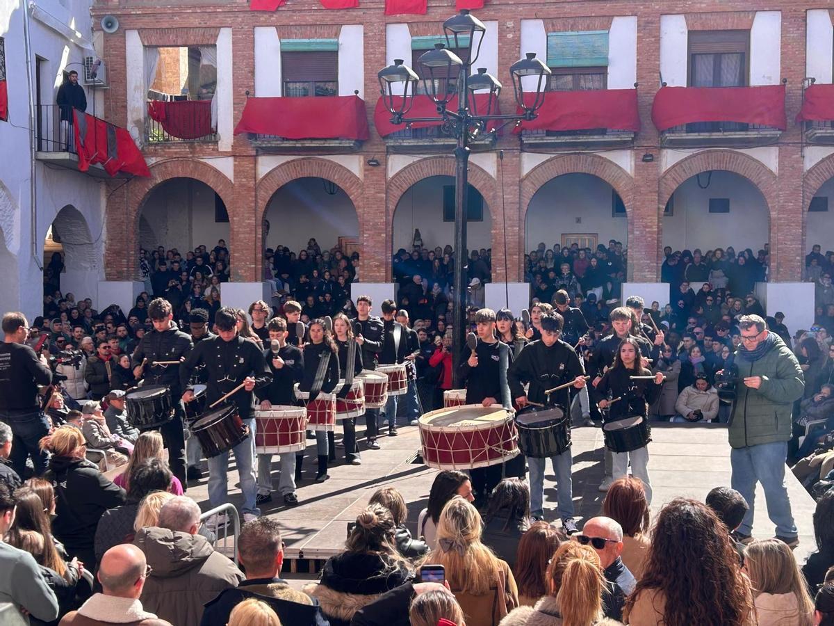 Tambors de Passió durante su actuación en Híjar, donde la agrupación de Almassora volvió a sobresalir en el concurso nacional más prestigioso del país.