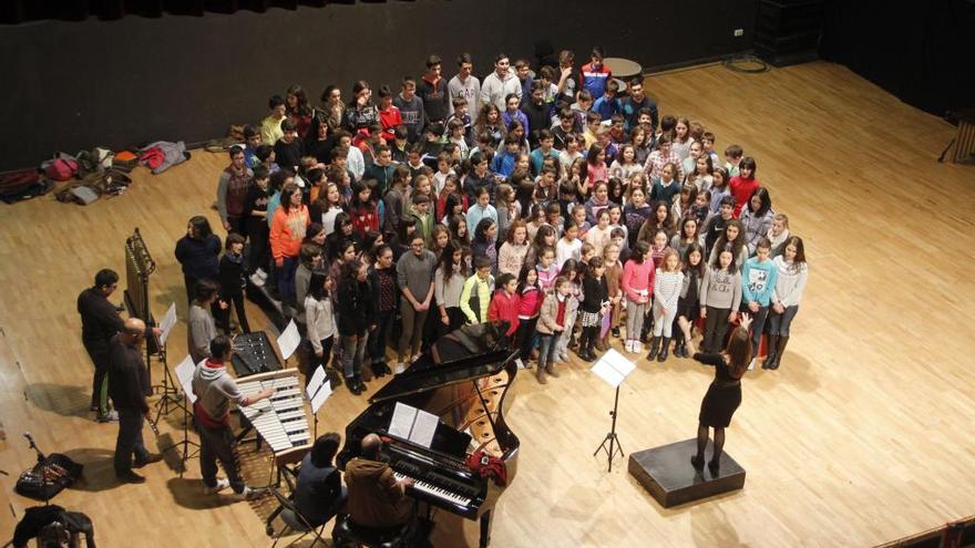 Alumnos del Conservatorio de Música de Cangas, durante un ensayo. // S.Á.