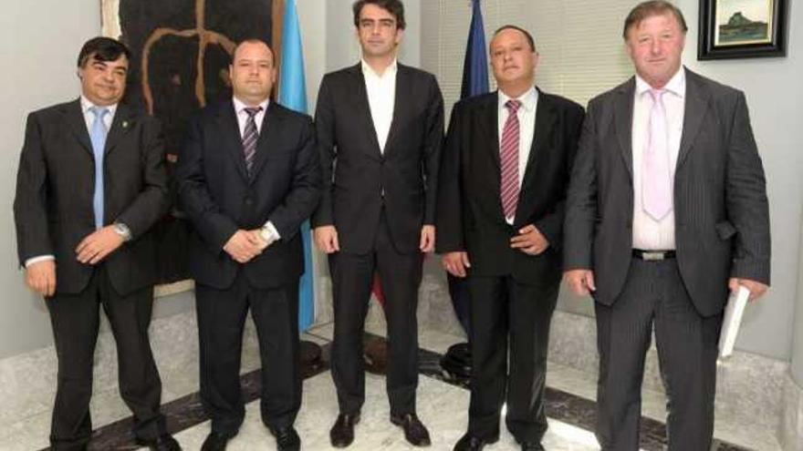 El presidente de la Diputación, en el medio, con los alcaldes de Monfero, Aranga, Vilarmaior e Irixoa. / la opinión