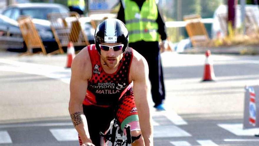 Sergio Matilla pedalea por las calles de Vigo.