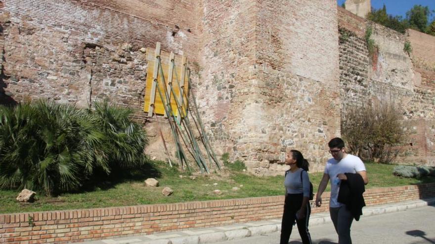 Muro apuntalado de la Alcazaba.