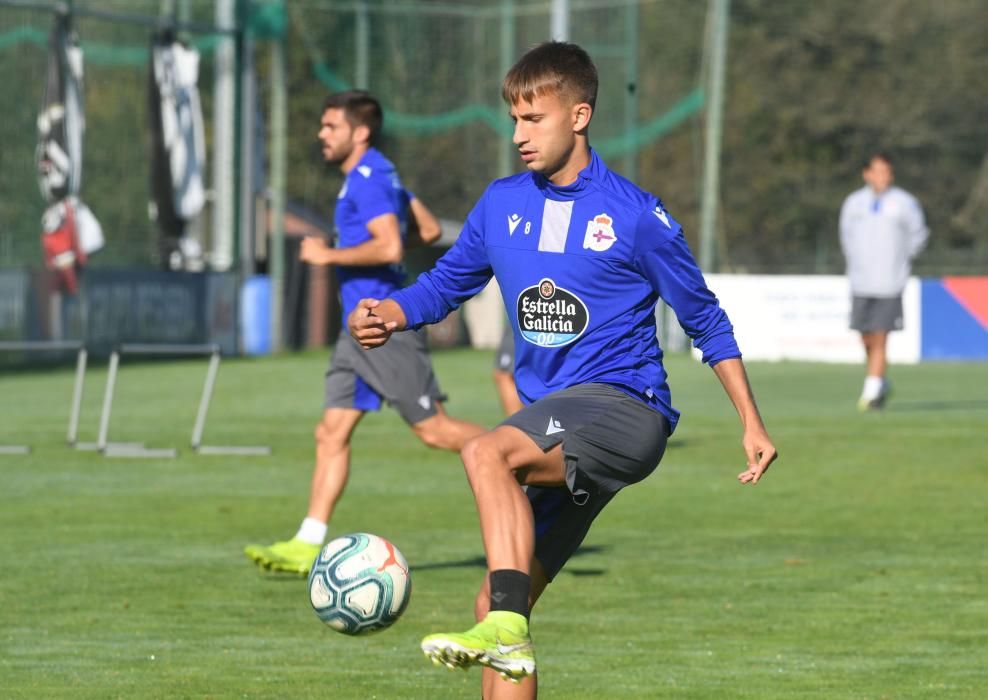 El Dépor se entrena en Abegondo a las órdenes de su nuevo técnico, Luis César Sampedro.  El domingo se enfrenta al Las Palmas, condicionado por numerosas bajan.