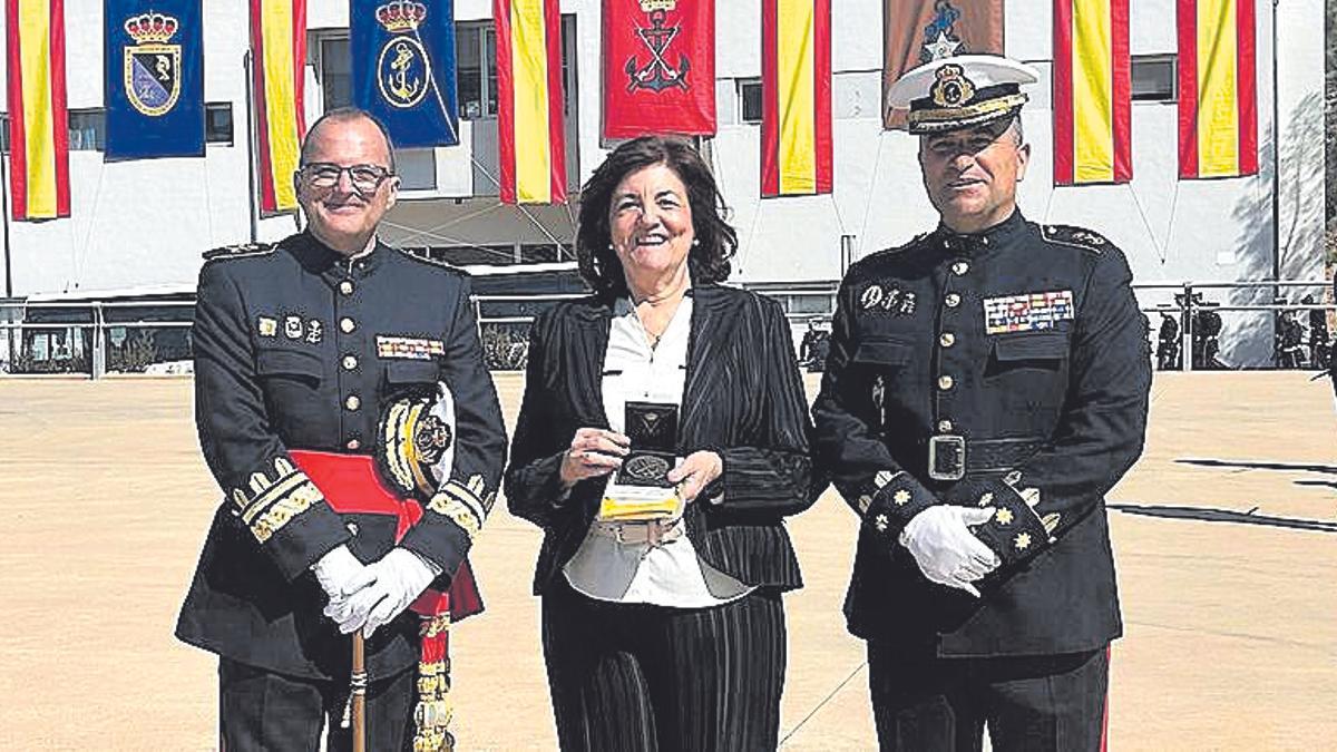 La presidenta de la UCAM tras recibir el reconocimiento.