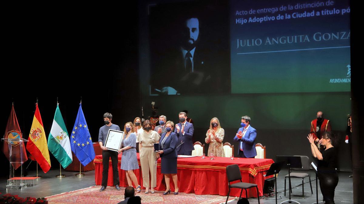 Córdoba entrega la distinción a Julio Anguita de Hijo Adoptivo de la Ciudad a título póstumo